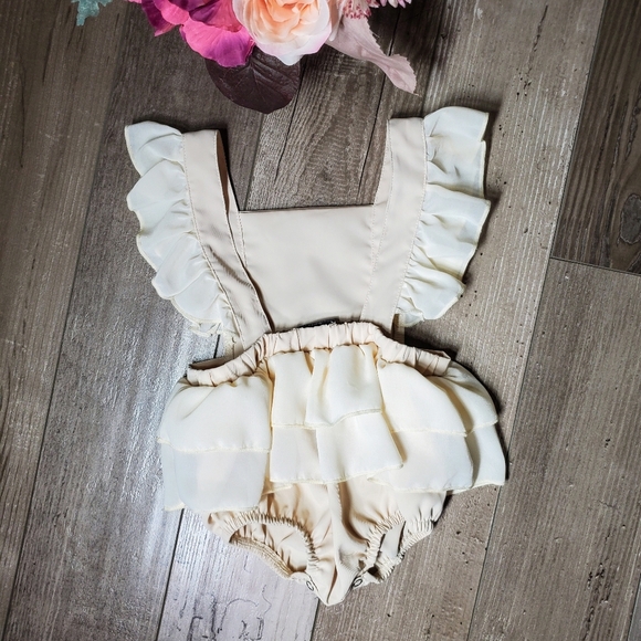 Bailey's Blossoms Oatmeal Cream Off-White Ruffle Bubble Baby Romper Size 9-12m - Picture 2 of 12